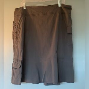 Royal Robbins green/gray skirt with side pockets and back zip closure. Size 16.